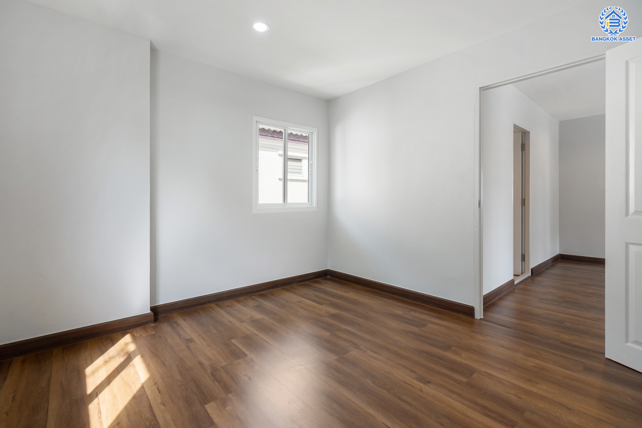 บ้านมือสองตกแต่งใหม่ ม.เพชรวัฒนะ เลียบคลองประปา บ้านเดี่ยว เนื้อที่ 50 ตร.ว. ฟังก์ชันพร้อม 3 ห้องนอน 3 ห้องน้ำ 1 ห้องอเนกประสงค์ จอดรถได้ 1 คัน ภายในตกแต่งดีไซน์ทันสมัย บนทำเลที่เชื่อมต่อถนนแจ้งวัฒนะ, ถนนศรีสมาน, ถนนสรงประภา  เดินทางสะดวก ใกล้ทางด่วน "บางประอิน-ปากเกร็ด" ใกล้รถไฟฟ้าสายสีชมพู "สถานีศรีรัช"